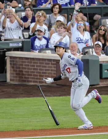 　２回、４４号ソロを放つ大谷（共同）