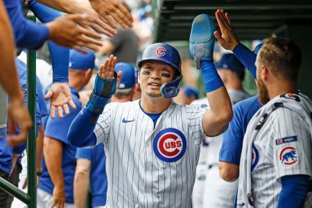 　ブルワーズとのダブルヘッダー第１試合の１回、先制のホームを踏み、チームメートに迎えられるカブス・鈴木＝シカゴ（共同）