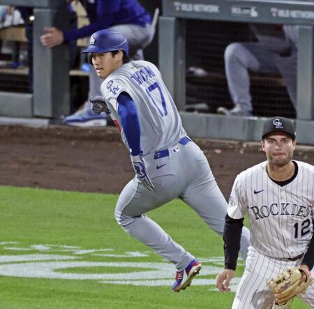 　７回、スミスの適時打で生還する大谷（共同）