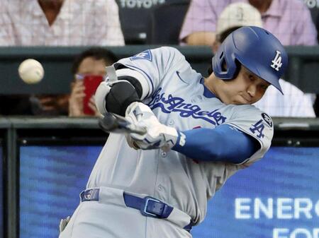 　２回、４４号ソロを放つ大谷（共同）