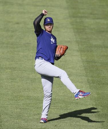 　キャッチボールする大谷（共同）