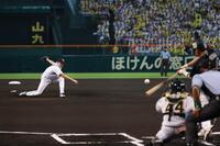 　オールスターで対戦し、足を滑らせオリックス・吉田正に右前打を打たれる巨人・菅野＝２０１９年