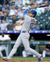 　２回、４４号ソロを放つ大谷（共同）