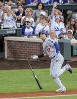 　２回、４４号ソロを放つ大谷（共同）