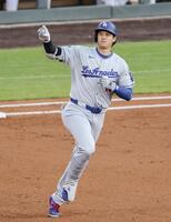 　２回、４４号本塁打を放ちポーズをとる大谷（共同）