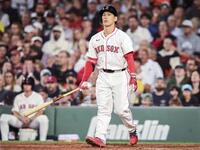 　８回、空振り三振に倒れた吉田（ロイター＝共同）