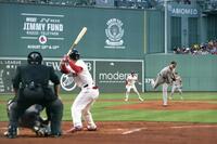 　１回、吉田と対戦する先発の菅野（ゲッティ＝共同）