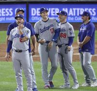 　勝利し、チームメートを迎える大谷（中央）＝共同