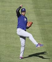 　キャッチボールする大谷（共同）