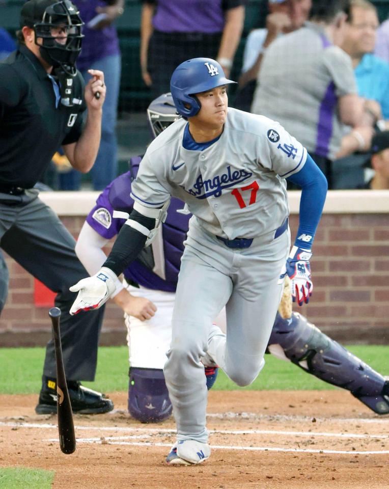 　ロッキーズ戦の２回、中前適時打を放つドジャース・大谷（共同）