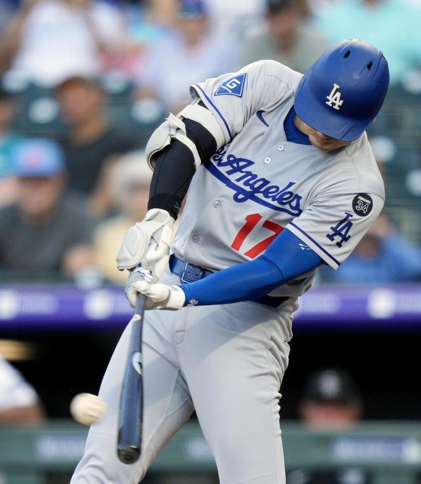 　２回、４４号ソロを放つ大谷（共同）