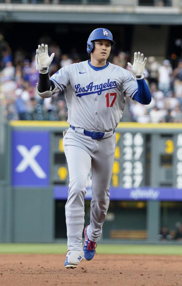 　２回、４４号ソロを放ちポーズをとる大谷（共同）