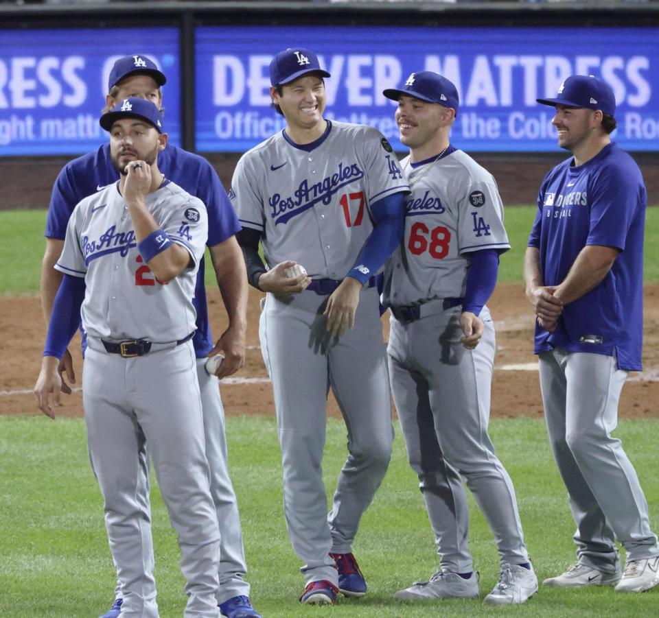 　勝利し、チームメートを迎える大谷（中央）＝共同