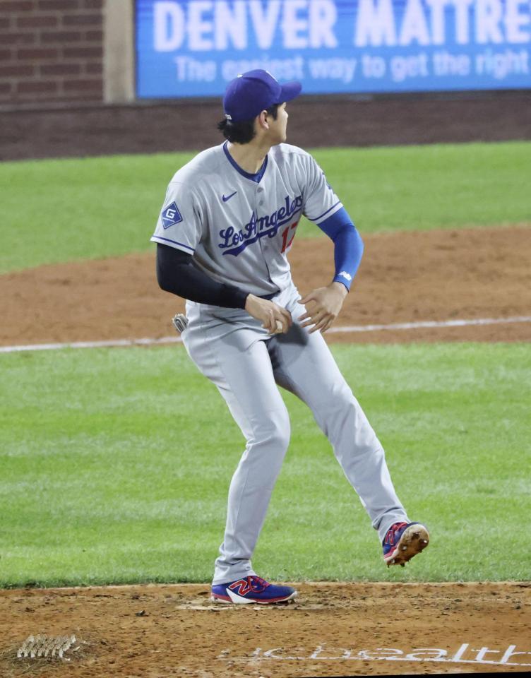 　勝利しチームメートを迎えた後、マウンドの感触を確かめる大谷（共同）