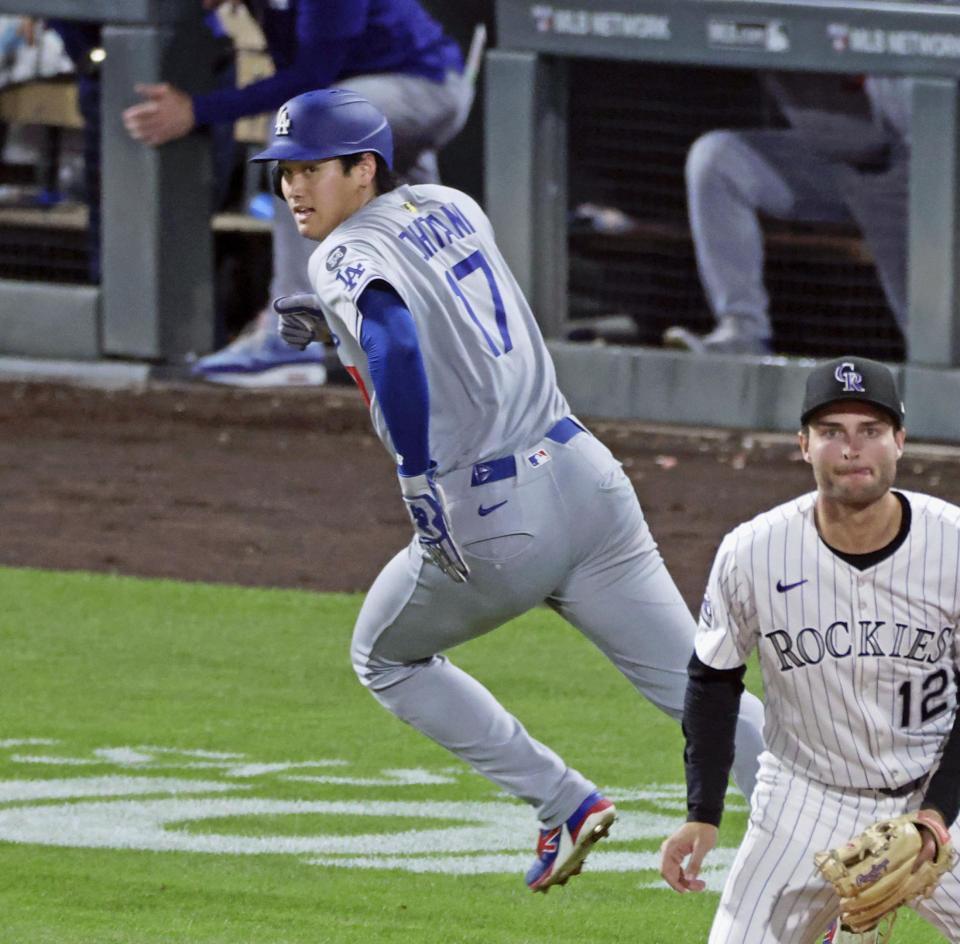 　７回、スミスの適時打で生還する大谷（共同）