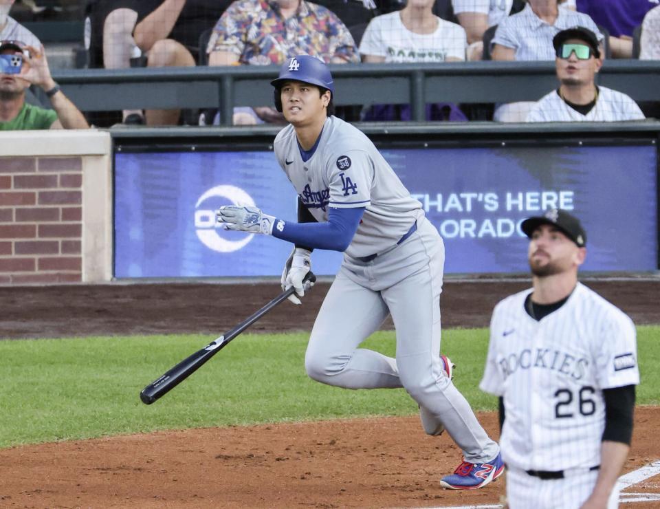 　２回、４４号ソロを放つ大谷。投手ゴンバー（共同）