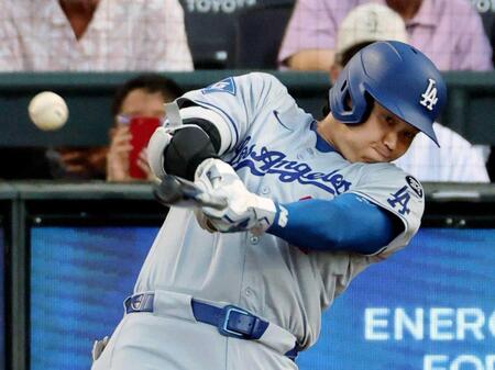 　２回、４４号ソロを放つ大谷（共同）