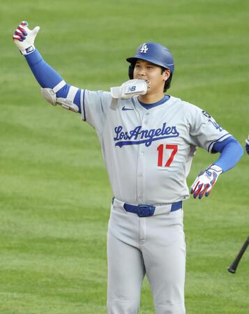 　１回、二塁打を放ちポーズをとる大谷（共同）