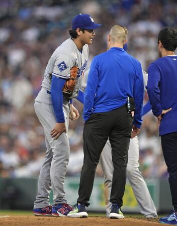 　４回、打球が当たり、チームスタッフと話す大谷（共同）