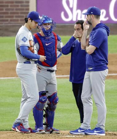 　４回、連打を浴び、マウンドで投手コーチと話す大谷（左端）＝共同