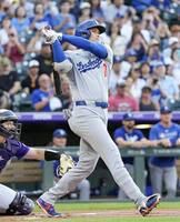 　１回、二塁打を放つ大谷（共同）