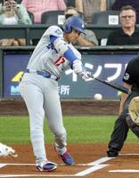 　１回、二塁打を放つ大谷（共同）