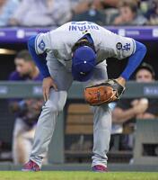 　４回、アルシアの打球が当たった大谷（共同）