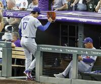 　４回を投げ終え、ベンチに戻る大谷。右はロバーツ監督（共同）