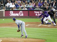 　４回、アルシアの打球が足に当たった大谷（共同）