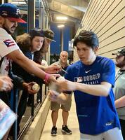 　降板後に敵地ファンに求められサインをする佐々木（撮影・小林信行）