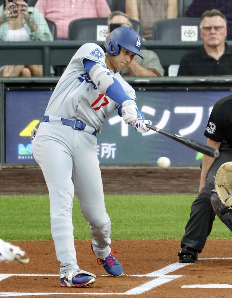 　１回、二塁打を放つ大谷（共同）