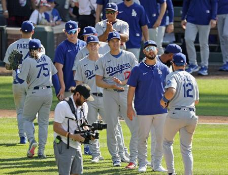 　ロッキーズに勝利しチームメートを迎える大谷（中央）＝共同