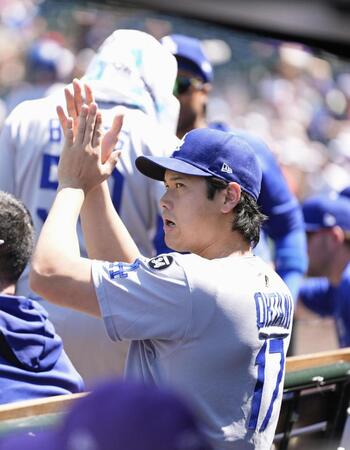 　ロッキーズ戦でチームメートの安打に拍手する大谷（共同）