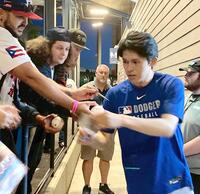 　降板後に敵地ファンに求められサインをするドジャース・佐々木（撮影・小林信行）