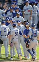 　ロッキーズに勝利しチームメートを迎える大谷（中央）＝共同