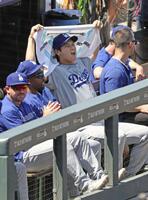 　ベンチでロッキーズ戦を見守る大谷（中央）＝共同