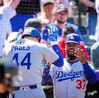 　本塁打を放ったパヘズをひまわりの種で祝福するＴ・ヘルナンデス（ロサンゼルス・ドジャース提供）