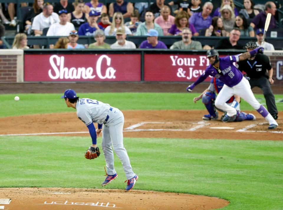 　ロッキーズ戦の４回、アルシアの打球が足に当たったドジャース・大谷＝デンバー（共同）