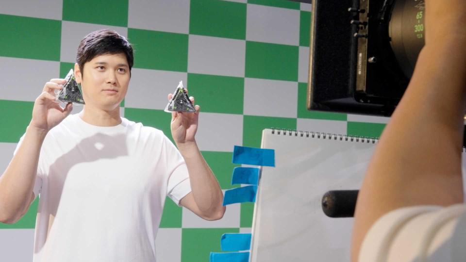 　「シンおむすび、二刀流」のＣＭ撮影に臨む大谷（（Ｃ）ファミリーマートＰＲ事務局）