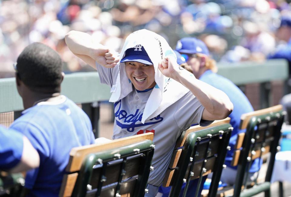 　ロッキーズ戦のベンチで笑顔を見せる大谷（共同）