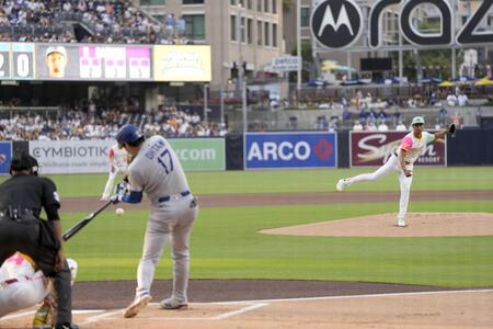 　ドジャース戦の１回、大谷（17）を一ゴロに仕留めるパドレスのダルビッシュ＝サンディエゴ（共同）