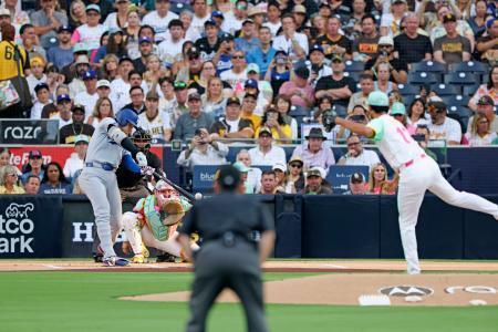 ダルビッシュ３勝目、大谷無安打　鈴木犠飛、吉田は代打出場