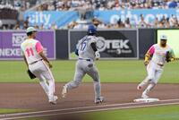 　パドレス戦の１回、一ゴロに倒れるドジャース・大谷（中央）。左はベースカバーの先発ダルビッシュ＝サンディエゴ（共同）