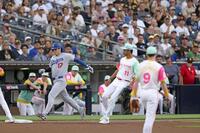 　パドレス戦の１回、一ゴロに倒れるドジャース・大谷（17）と、ベースカバーの先発ダルビッシュ（11）＝サンディエゴ（共同）