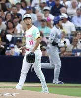 　ドジャース戦の３回、大谷（奥）を右飛に仕留めたパドレスのダルビッシュ＝サンディエゴ（共同）