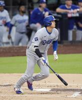 　パドレス戦の３回、右飛に倒れるドジャース・大谷＝サンディエゴ（共同）