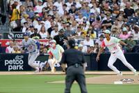 　ドジャース戦の１回、大谷（左端）を一ゴロに仕留めるパドレスのダルビッシュ＝サンディエゴ（共同）