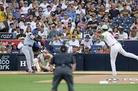 　パドレス戦の１回、ダルビッシュと対戦し、一ゴロに倒れるドジャース・大谷＝サンディエゴ（共同）