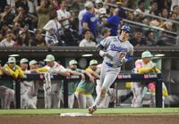 　パドレス戦の９回、中飛に倒れたドジャース・大谷。３打数無安打に終わった＝サンディエゴ（共同）