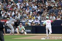 　パドレス戦の１回、ダルビッシュ（11）と対戦するドジャース・大谷＝サンディエゴ（共同）